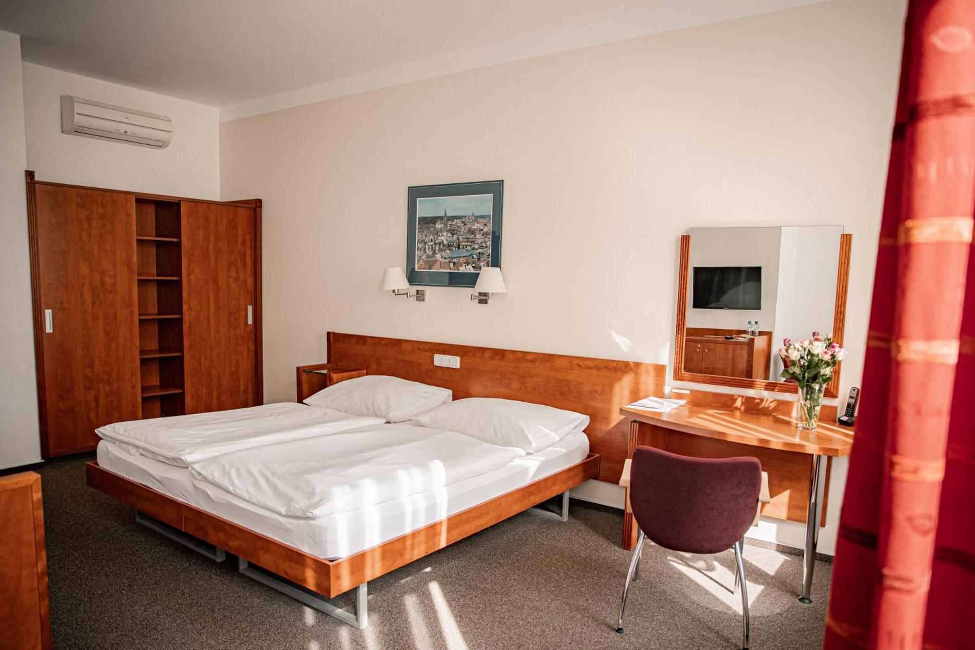 אופבה Hotel Iberia מראה חיצוני תמונה