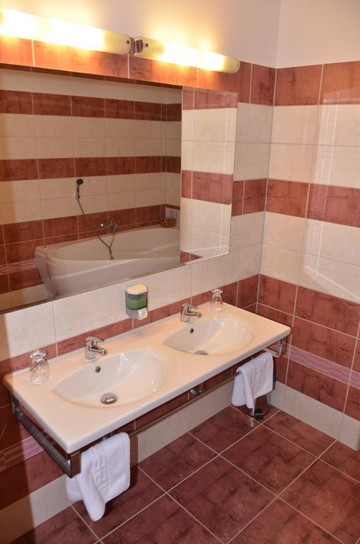 אופבה Hotel Iberia מראה חיצוני תמונה