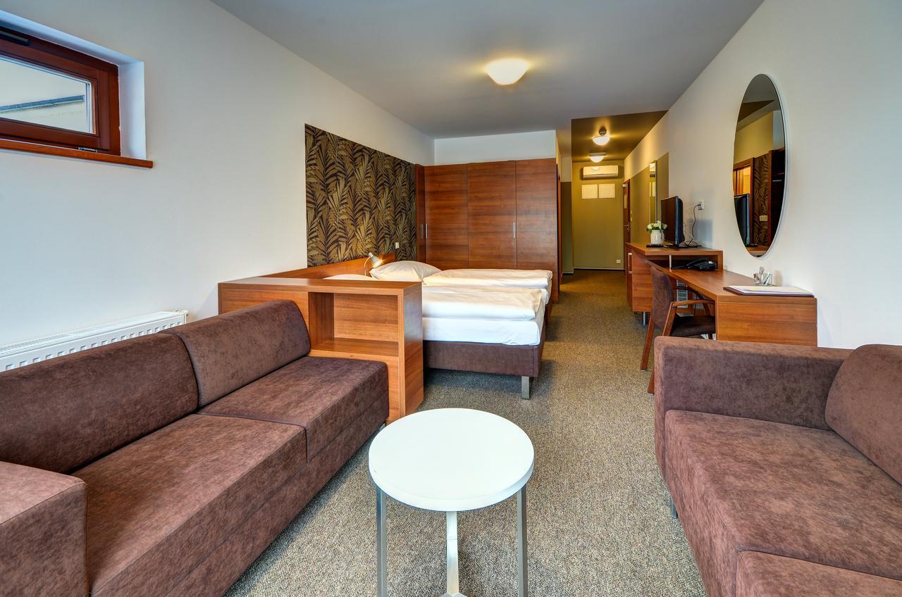 אופבה Hotel Iberia מראה חיצוני תמונה
